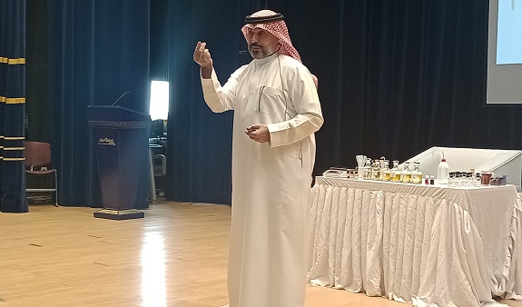 ورشة عمل "مدخل إلى عالم العطور "بغرفة أبها